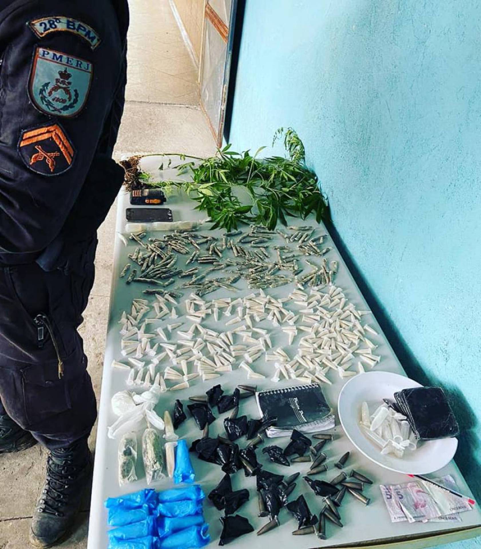 PM apreende farto material entorpecente no bairro Retiro, em Volta Redonda - Divulgação/ PM