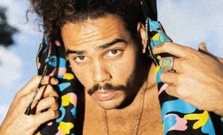 Prestes a viver par romântico com Marquezine em série, Romani lança novo single