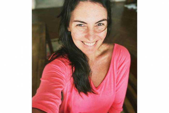 No sentido horário: Glenda Kozlowski abrindo o maior sorriso, na Band (sua casa nova) e mantendo a forma no dia a dia - fotos Reprodução