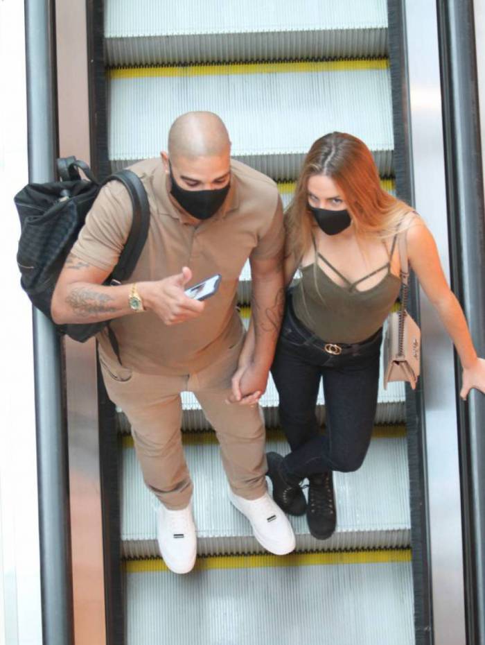 Adriano Imperador Passeia De Mãos Dadas Com Namorada Em Shopping O Dia