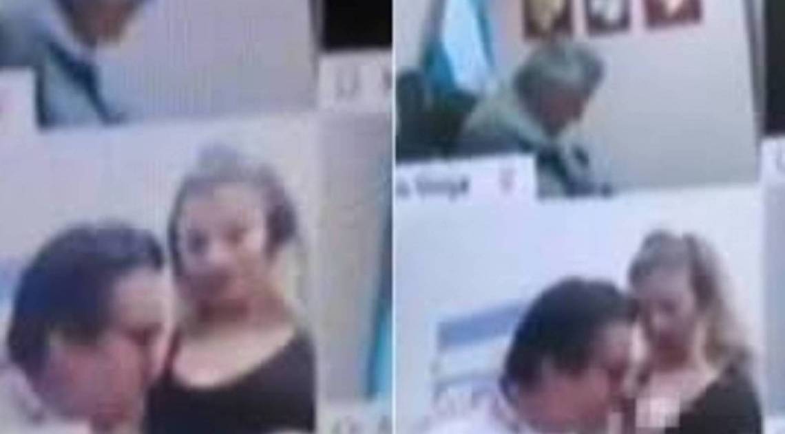 Deputado flagrado beijando os seios de sua mulher - Reprodução Twitter