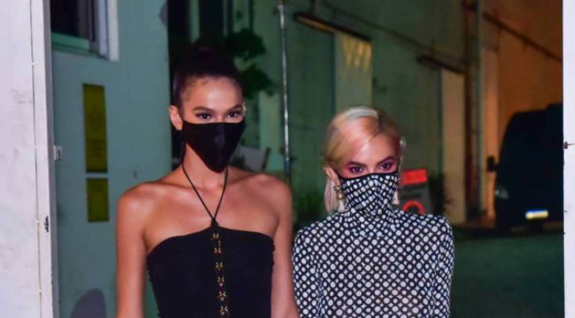 Bruna Marquezine e Manu Gavassi saem de mãos dadas da premiação MTV Miaw