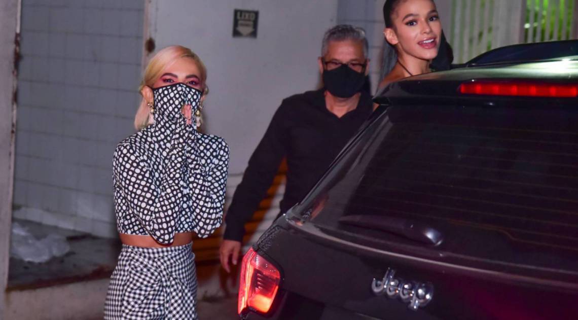 Bruna Marquezine e Manu Gavassi saem de mãos dadas da premiação MTV Miaw