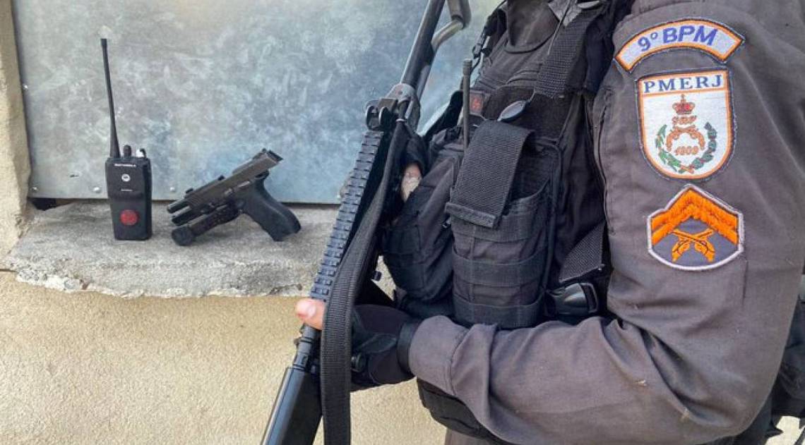 Pistola e radiotransmissor apreendidos na ação