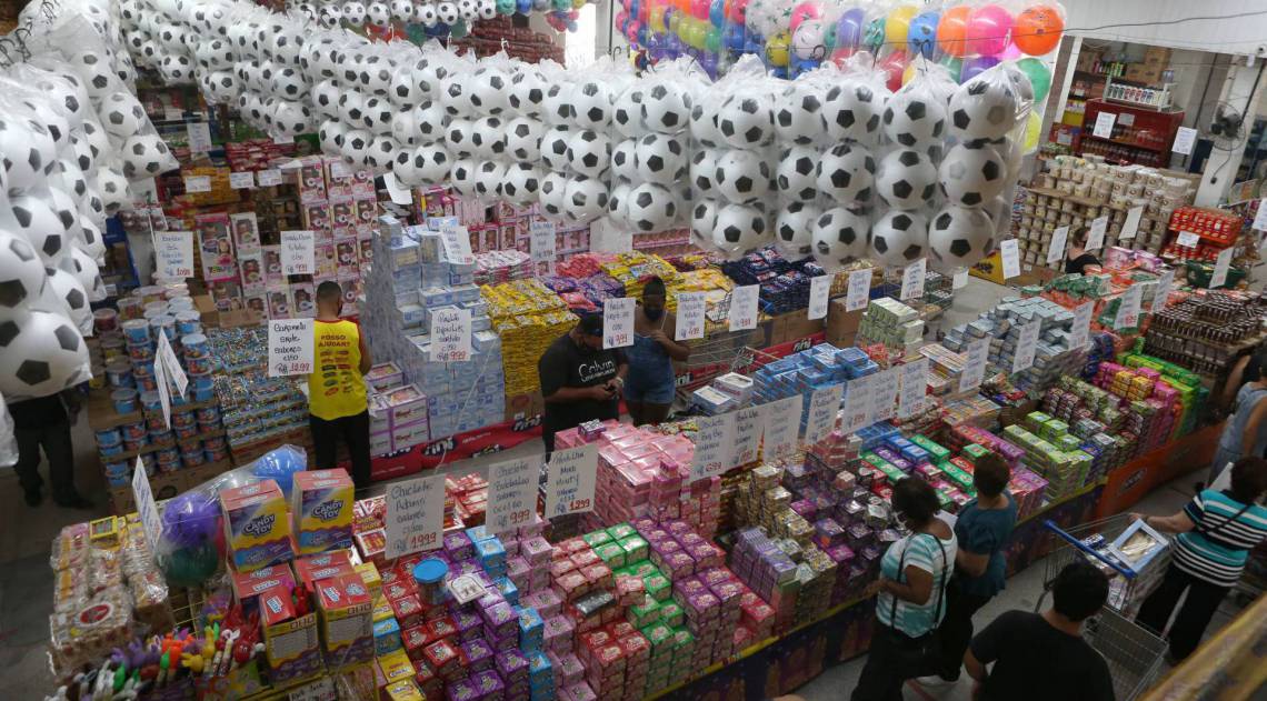 É possível encher 50 saquinhos por  R$ 72 com os principais doces - Cléber Mendes