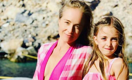 Angélica denuncia perfis fakes que usam o nome de sua filha