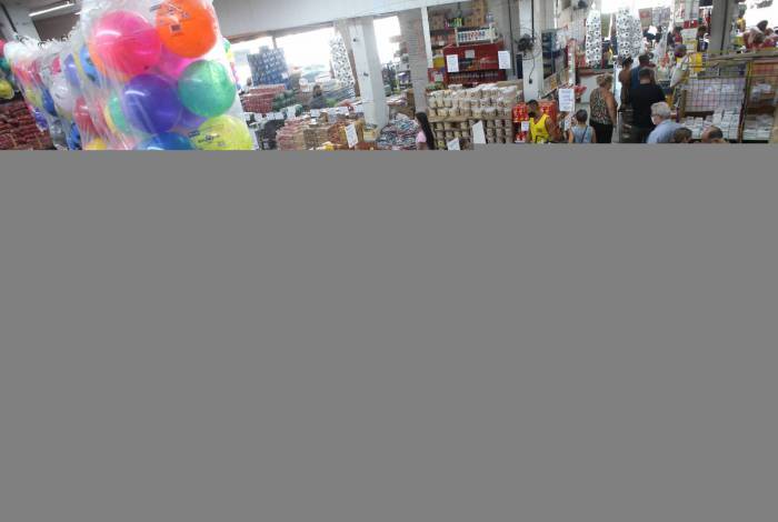 Rio,25/092020 -COVID-19 -CORONAVIRUS, PILARESS, venda de doces para a festa de Sao Cosme e Damiao,grande movimentacao na loja de doces UFA.Na foto, movimentacao na loja.Foto: Cleber Mendes/Agência O Dia