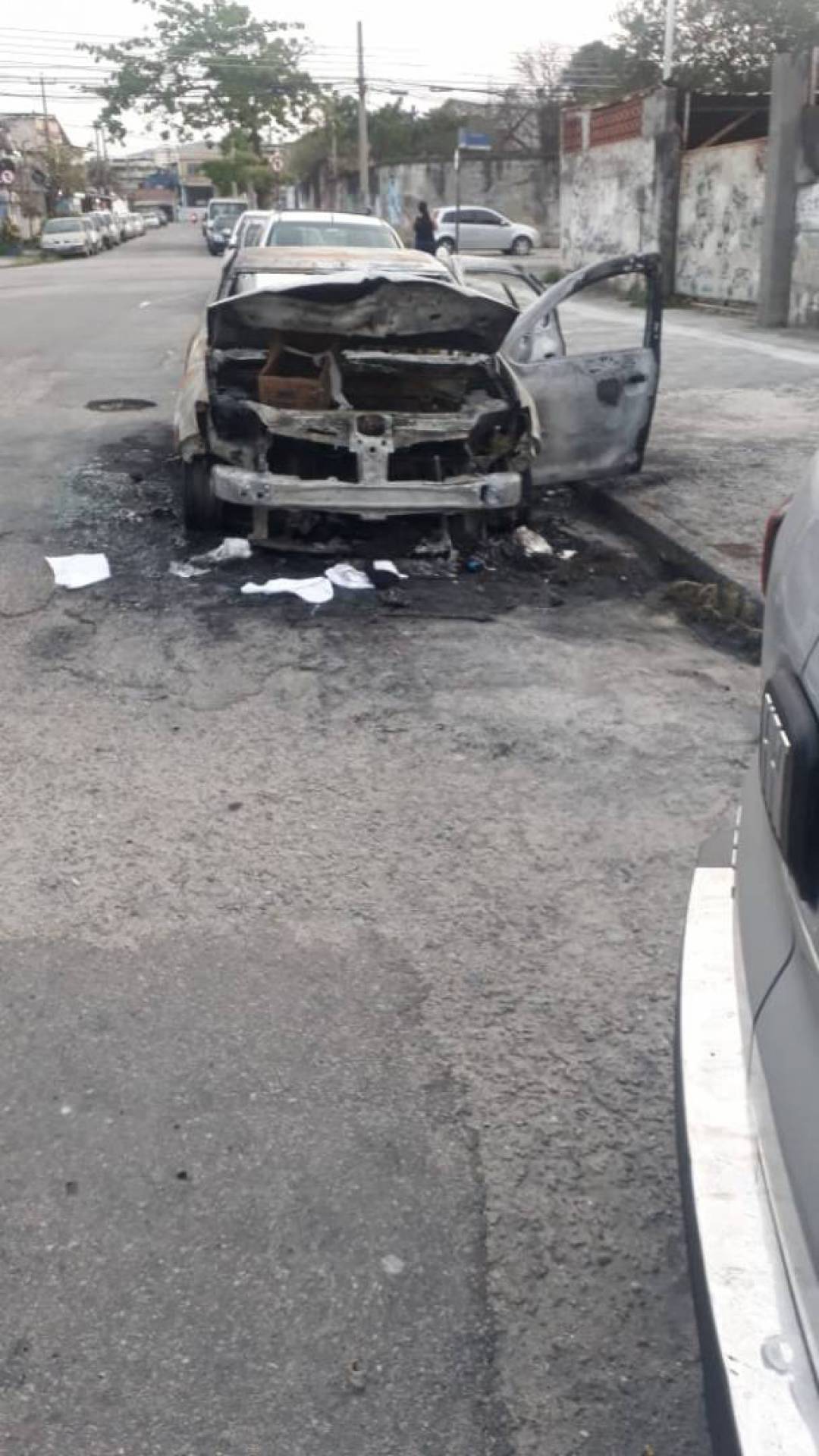 Carro foi encontrado carbonizado na Penha  