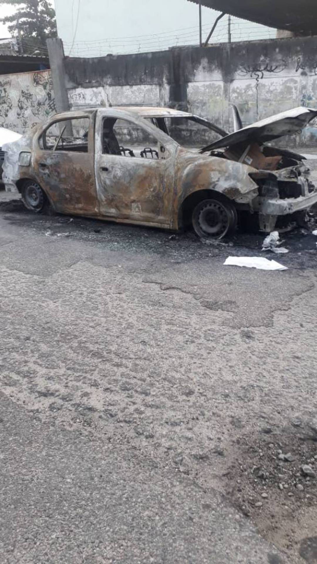 Carro do motorista de aplicativo foi encontrado carbonizado 