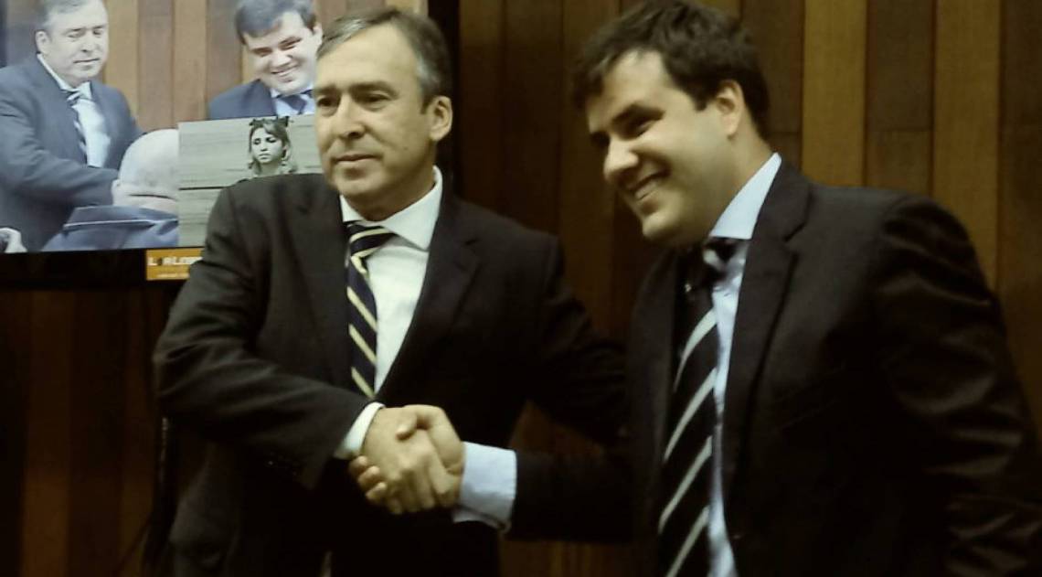 Dr. Adriano do DEM, prefeito de Cabo Frio e o Vereador Aquiles Barreto do PT na Câmara dos Vereadores da cidade  - Imagem de internet 