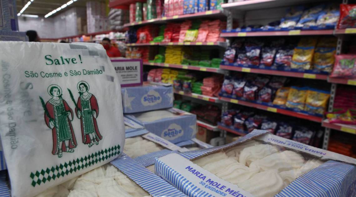 Rio, 26/09/2020  -  Movimento de fieis para comemoracoes do dia de Sao Cosme e Sao Damiao, mercadao de Madureira. zona norte do Rio. Na foto clientes escolhem os doces.  Foto: Ricardo Cassiano/Agencia O Dia