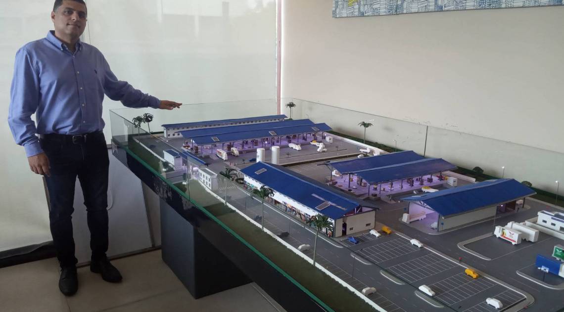 Paulo Machado, sócio-empreendedor do Ceasp, mostra a maquete do empreendimento