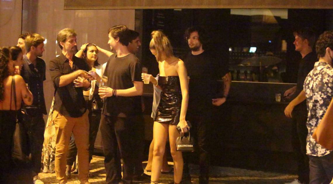 Laura Fernandez troca beijos com novo namorado no Leblon, na Zona Sul do Rio