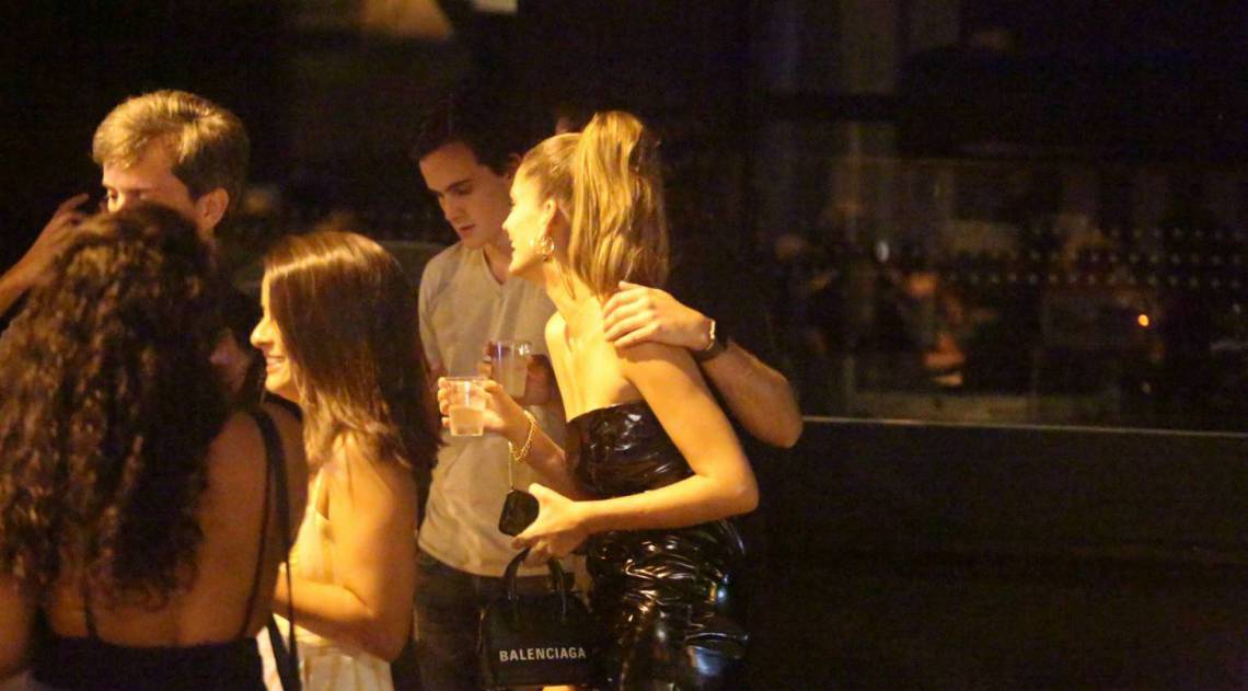 Laura Fernandez troca beijos com novo namorado no Leblon, na Zona Sul do Rio