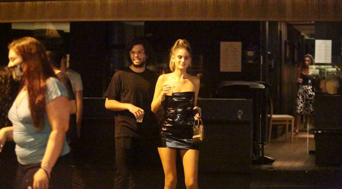 Laura Fernandez troca beijos com novo namorado no Leblon, na Zona Sul do Rio