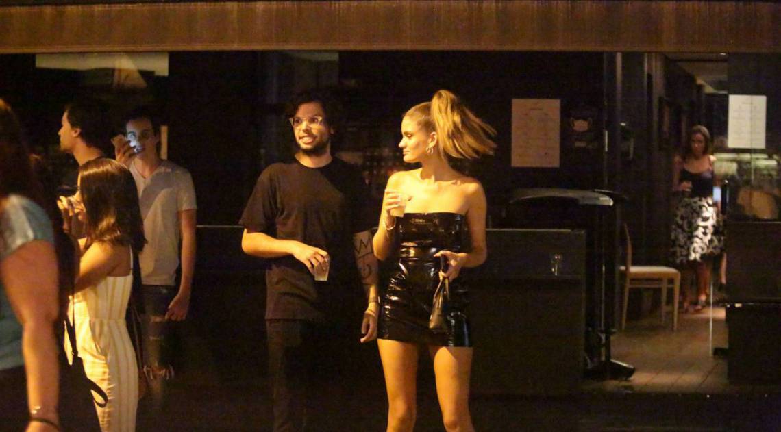 Laura Fernandez troca beijos com novo namorado no Leblon, na Zona Sul do Rio