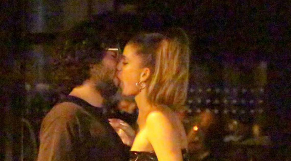 Laura Fernandez troca beijos com novo namorado no Leblon, na Zona Sul do Rio