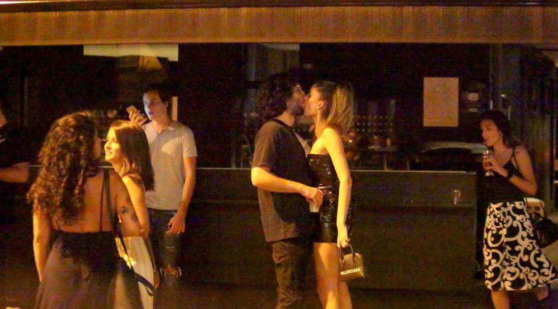 Laura Fernandez troca beijos com novo namorado no Leblon, na Zona Sul do Rio