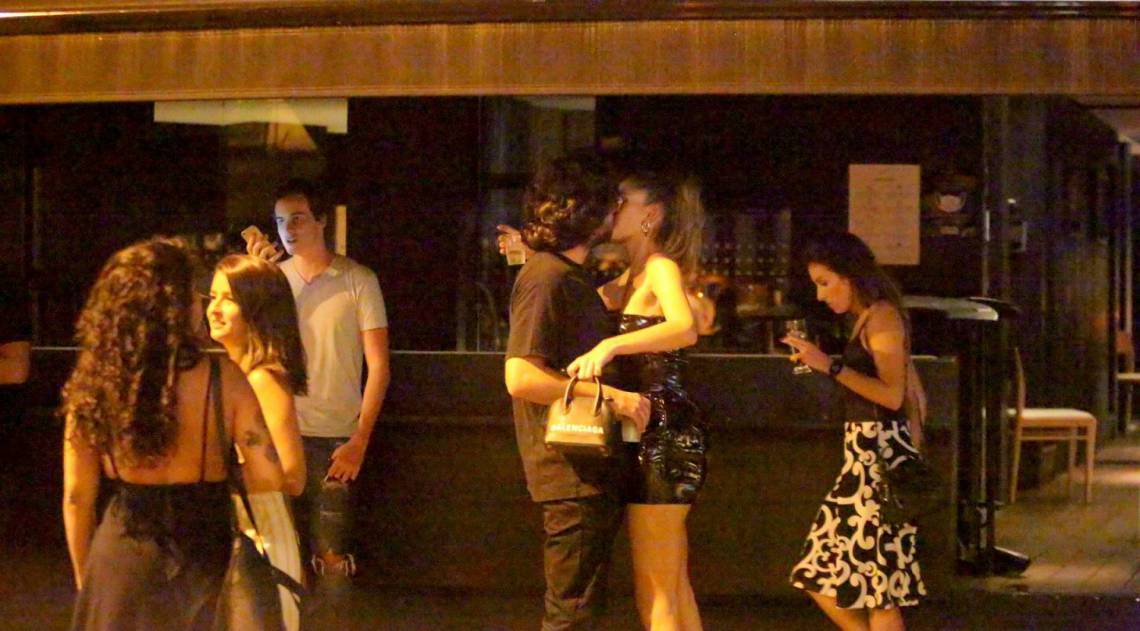 Laura Fernandez troca beijos com novo namorado no Leblon, na Zona Sul do Rio