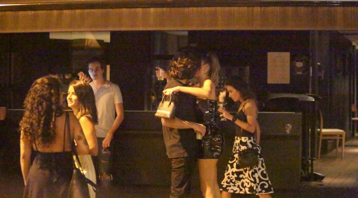 Laura Fernandez troca beijos com novo namorado no Leblon, na Zona Sul do Rio