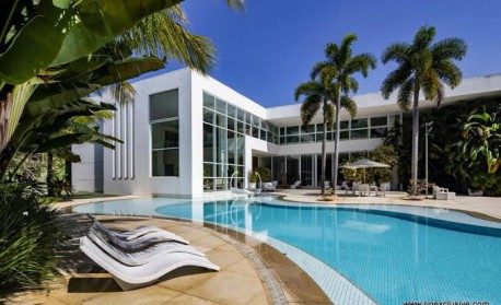 Mansão encalhada de Xuxa tem condomínio de R$ 6,1 mil