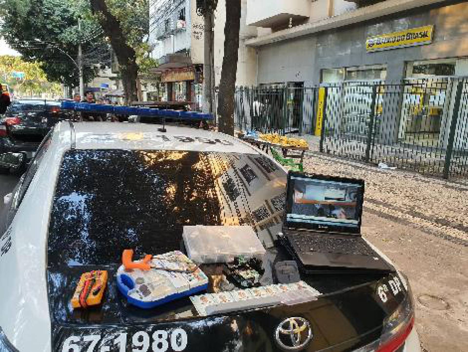 Trio com m&aacute;quinas 'chupa cabra' &eacute; preso em flagrante na Tijuca