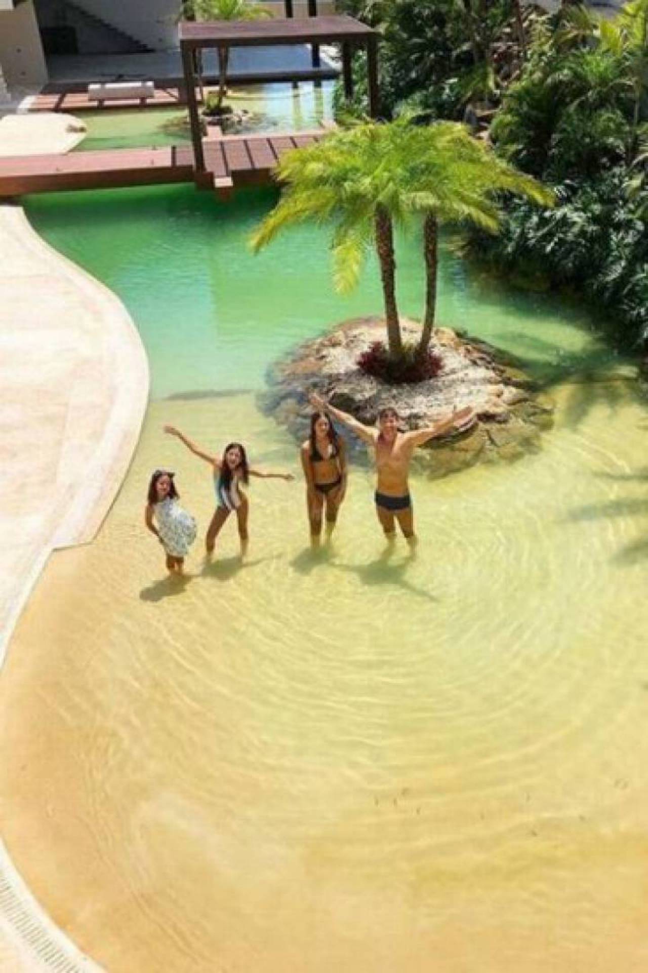 A piscina de Rodrigo Faro com uma ilha no meio 