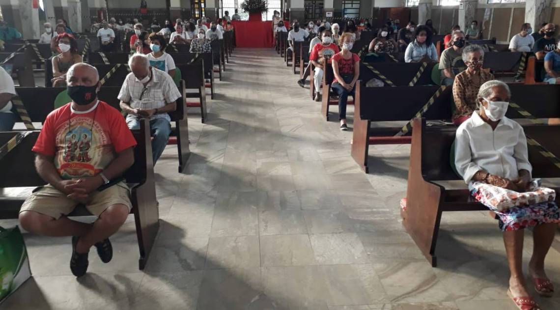 Fiéis celebram o Dia de São Cosme e Damião