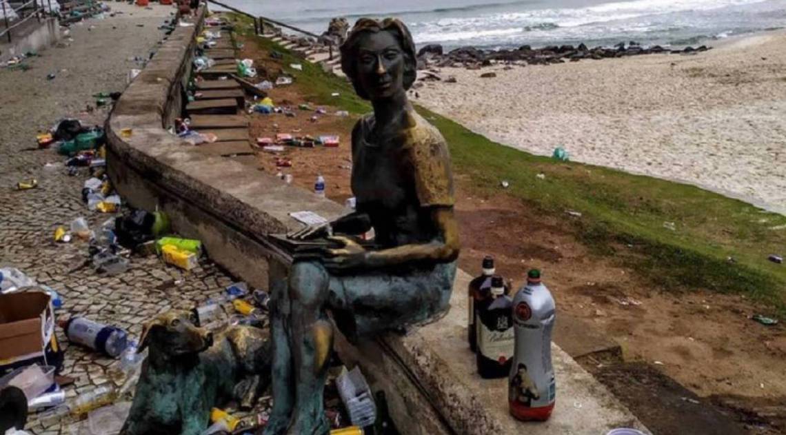 Mureta do Leme amanheceu imunda no sábado - Reprodução/ Twitter CÃ©lio Albuquerque