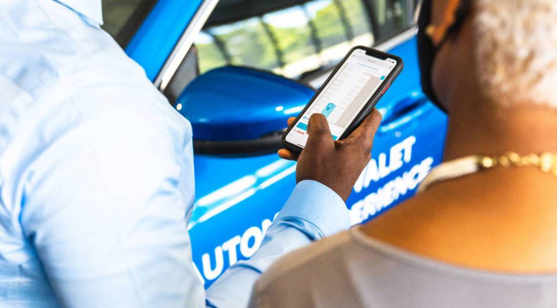 Sistema permite colocar e tirar da vaga apenas por comando no smartphone