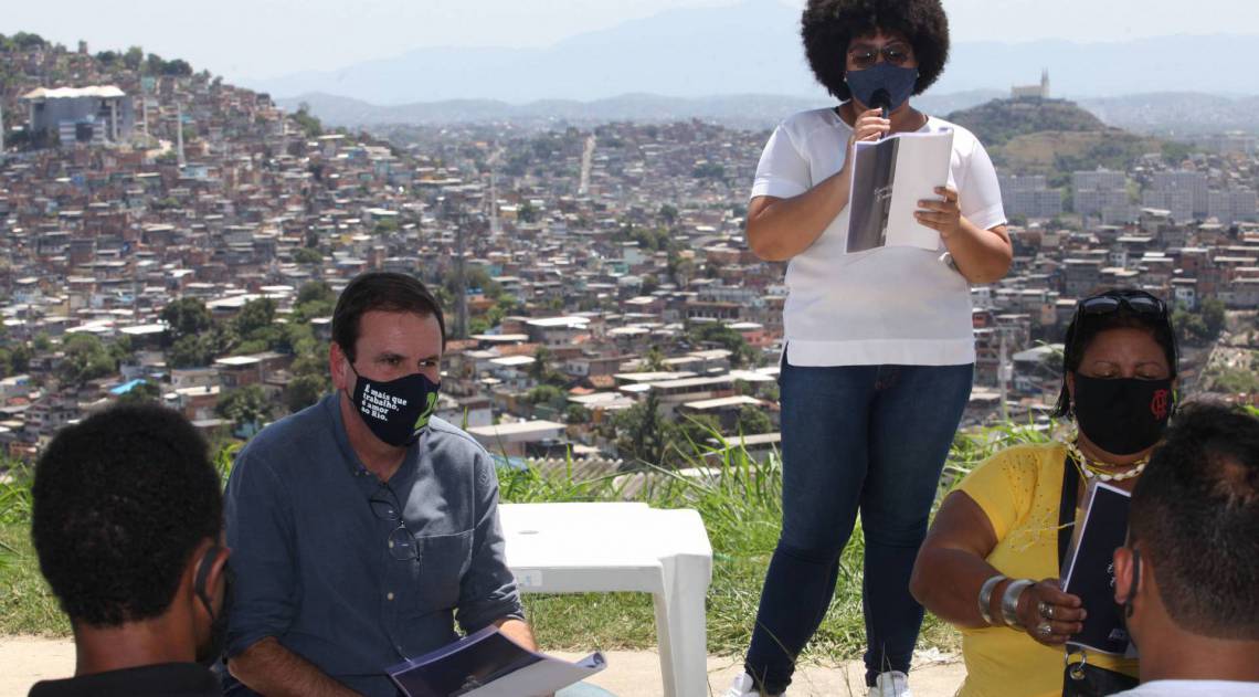 Rio, 27/09/2020  - Eleicoes 2020. Primeiro dia de campanha para prerfeitura do Rio. Morro do Adeus, Complexo do Alemao, Penha. zona norte do Rio. Na foto Candidato a prefeito Eduardo Paes..  Foto: Ricardo Cassiano/Agencia O Dia
