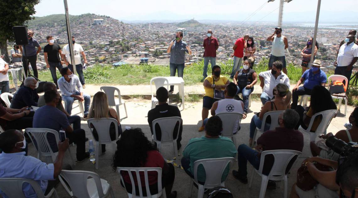 Rio, 27/09/2020  - Eleicoes 2020. Primeiro dia de campanha para prerfeitura do Rio. Morro do Adeus, Complexo do Alemao, Penha. zona norte do Rio. Na foto Candidato a prefeito Eduardo Paes..  Foto: Ricardo Cassiano/Agencia O Dia - Ricardo Cassiano/Agencia O Dia