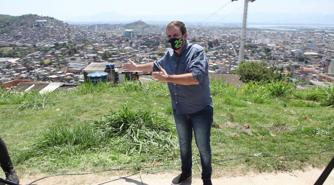 Rio, 27/09/2020  - Eleicoes 2020. Primeiro dia de campanha para prerfeitura do Rio. Morro do Adeus, Complexo do Alemao, Penha. zona norte do Rio. Na foto Candidato a prefeito Eduardo Paes..  Foto: Ricardo Cassiano/Agencia O Dia