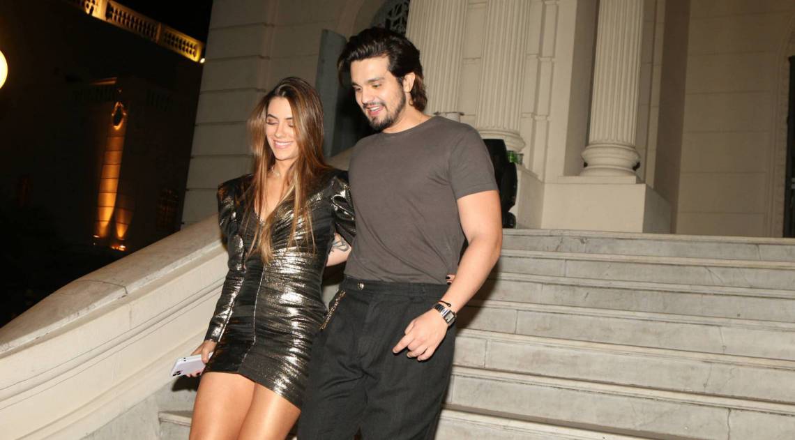 Luan Santana deixa o local com a namorada, Jade Magalh&atilde;es