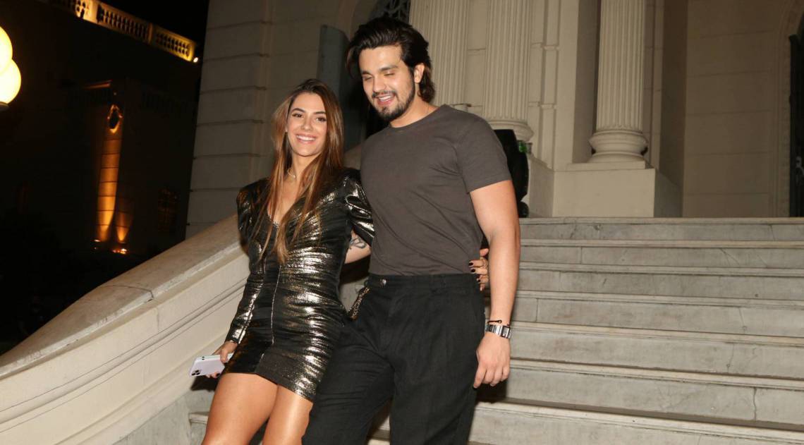 Luan Santana deixa o local com a namorada, Jade Magalh&atilde;es