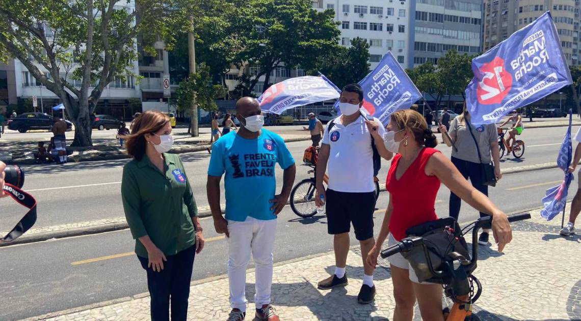 No primeiro dia de campanha, Martha Rocha (PDT) faz caminhada na orla de Copacabana