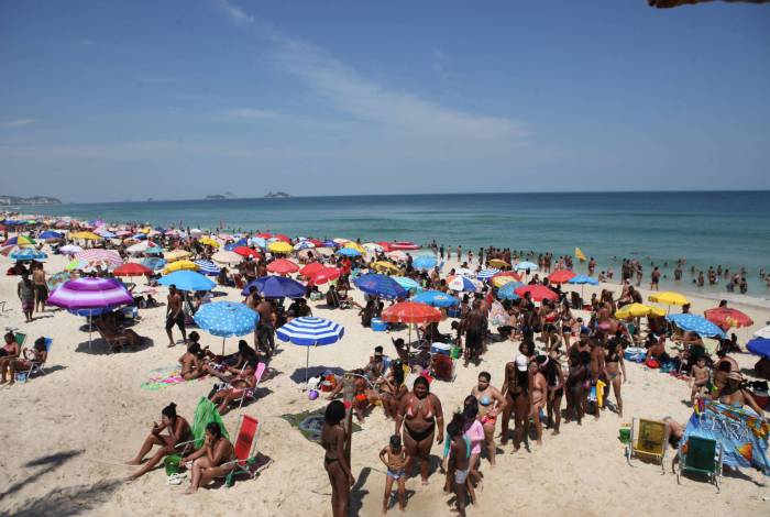 Com temperaturas altas, cariocas se aglomeram nas praias da cidade