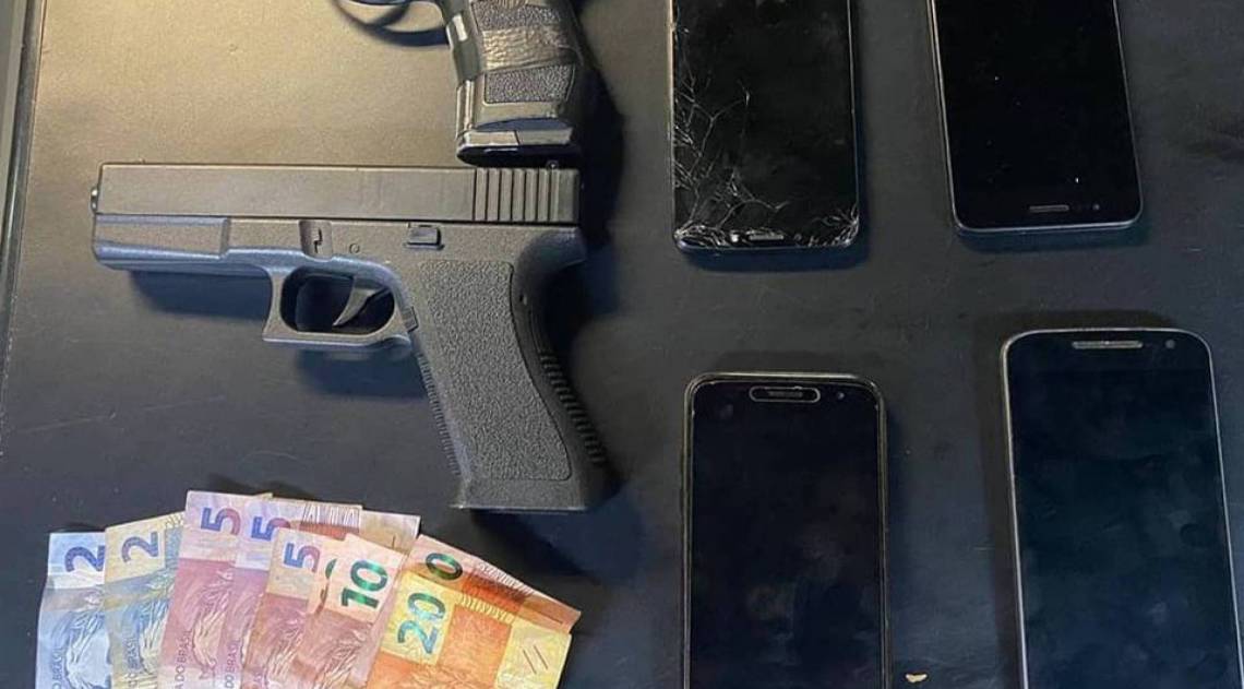 Os indivíduos foram encontrados com o carro da vítima, dois simuladores de pistola e pertences - Divulgação 21º