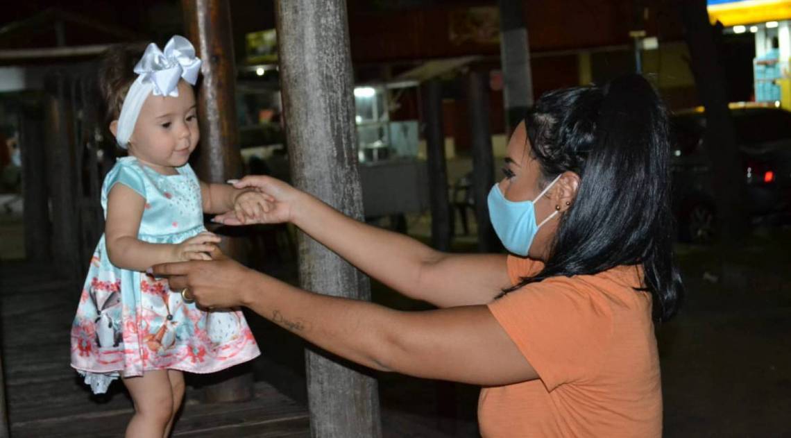 Raissa de Oliveira brincando com a pequena Rhayalla de um ano
