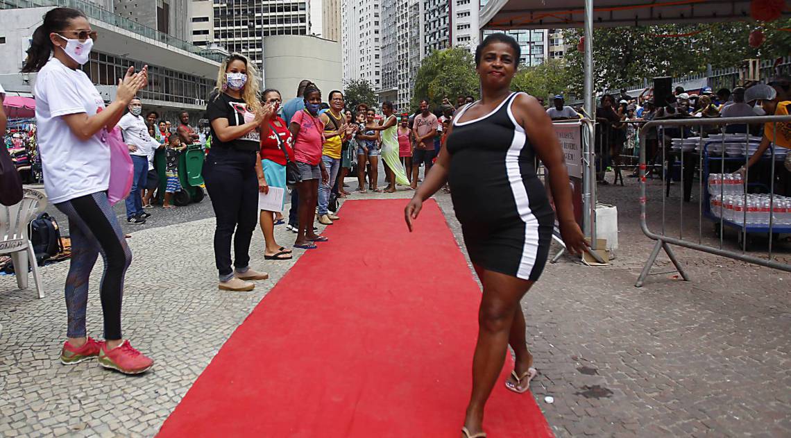 Rio de Janeiro 28/09/2020 - Primeiro desfile de modas com a população de rua no centro do Rio de janeiro. Na foto acima a Katia de Oliveira. Foto: Luciano Belford/Agencia O Dia