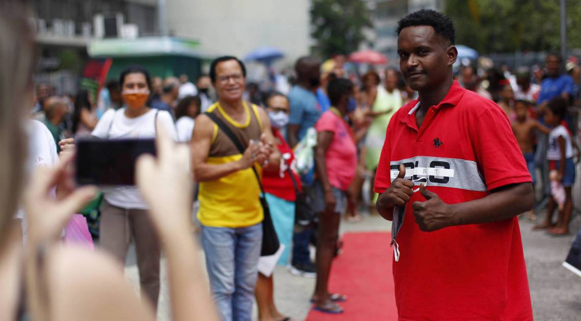 Rio de Janeiro 28/09/2020 - Primeiro desfile de modas com a populaÃ?Â?Ã?Â§Ã?Â?Ã?Â£o de rua no centro do Rio de janeiro. Na foto acima o Henrique Costa. Foto: Luciano Belford/Agencia O Dia