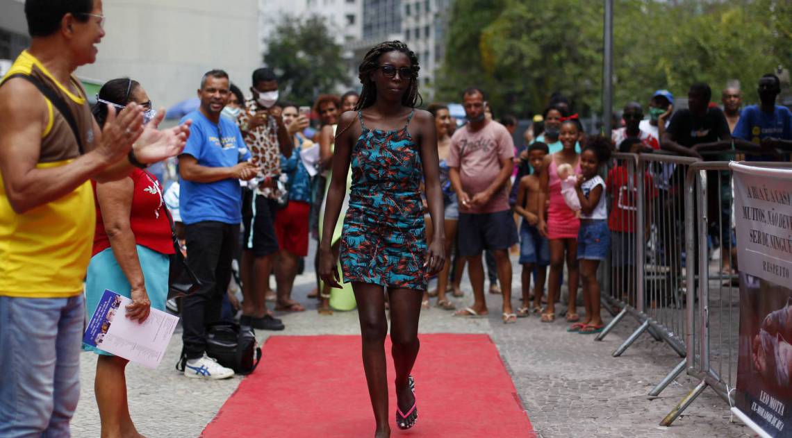 Rio de Janeiro 28/09/2020 - Primeiro desfile de modas com a populaÃ?Â?Ã?Â§Ã?Â?Ã?Â£o de rua no centro do Rio de janeiro. Na foto acima a Thais Cristina. Foto: Luciano Belford/Agencia O Dia