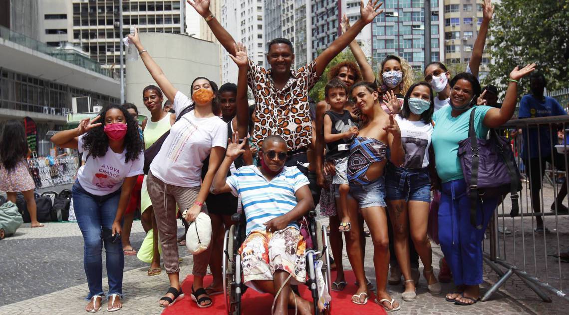 Rio de Janeiro 28/09/2020 - Primeiro desfile de modas com a população de rua no centro do Rio de janeiro. Na foto acima o Leo Carioca e os modelos. Foto: Luciano Belford/Agencia O Dia