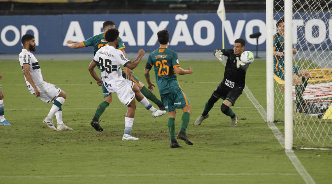 Encoberto pelo zagueiro do Coxa, Nino finaliza e marca o terceiro gol 
do Tricolor - Gilvan de Souza / Agencia o Dia