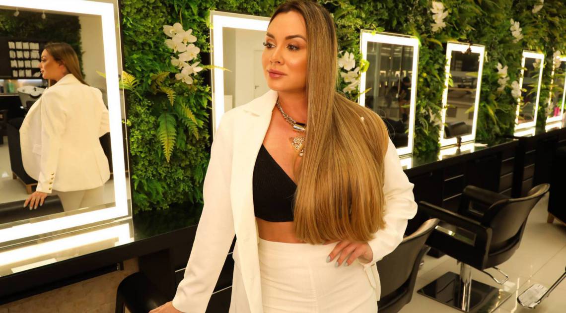 Juju Salimeni muda o visual e surge morena iluminadac