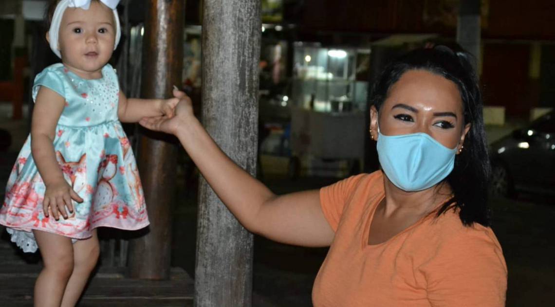 Raissa de Oliveira brincando com a pequena Rhayalla de um ano