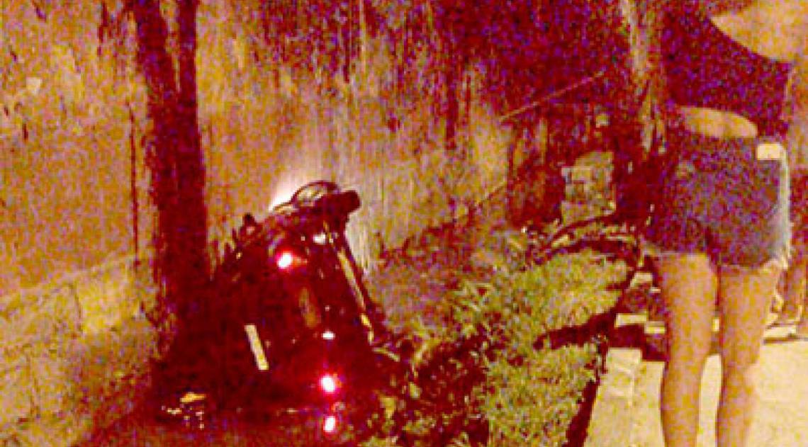 Motorista perdeu o controle do veÃ­culo, que caiu dentro do rio no Bingen - ReproduÃ§Ã£o/internet