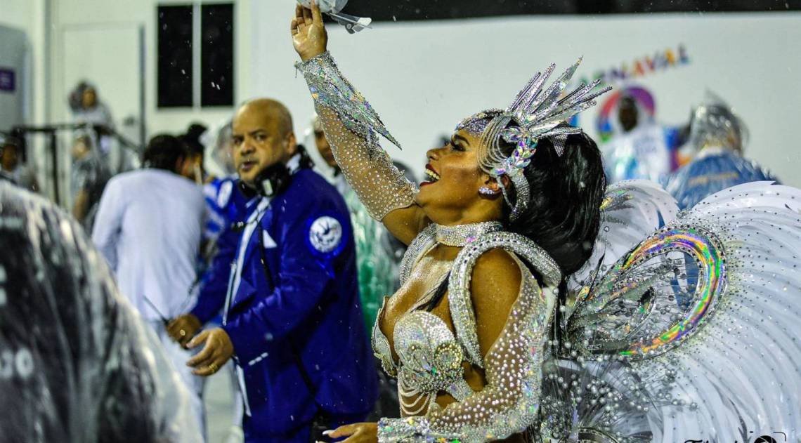 A rainha de bateria Raissa de Oliveira na Sapucaí, neste ano 