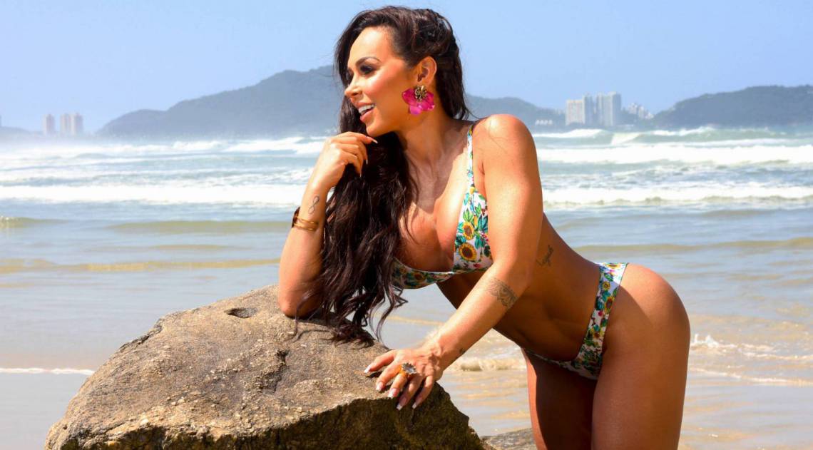 Rainha de bateria estampa novo ensaio de biquíni e revela segredo para curvas perfeitas