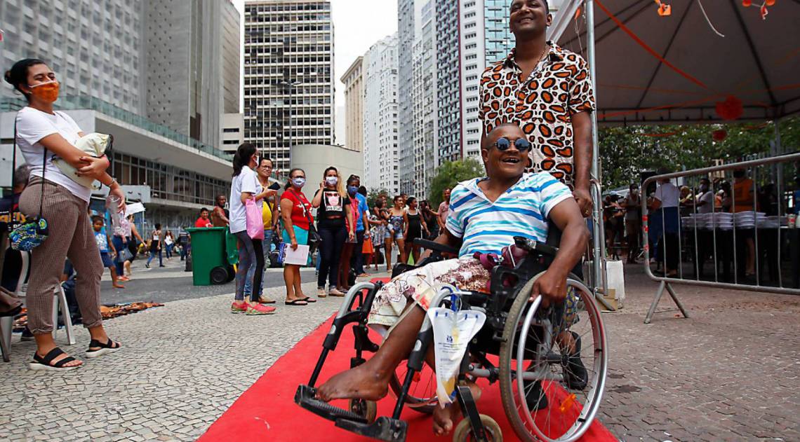 Desfile de moda com a popula&ccedil;&atilde;o em situa&ccedil;&atilde;o de rua no Centro do Rio